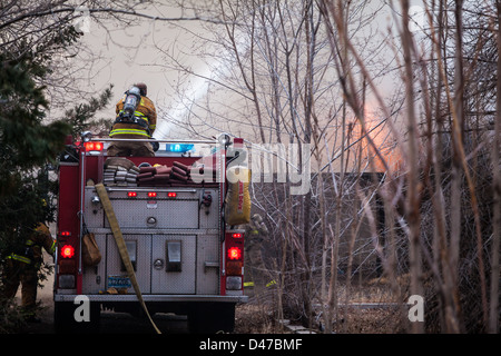 Un pompier utilise un canon pour mettre de l'eau sur l'incendie d'une maison en Fernley Nevada Banque D'Images