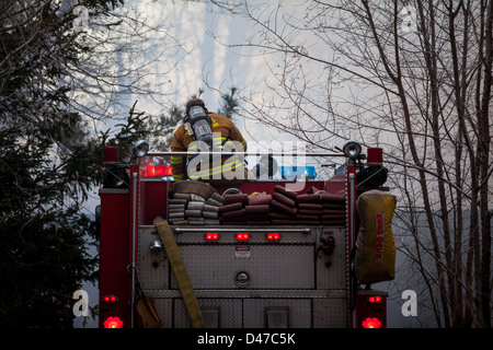 Un pompier utilise un canon pour mettre de l'eau sur l'incendie d'une maison en Fernley Nevada Banque D'Images