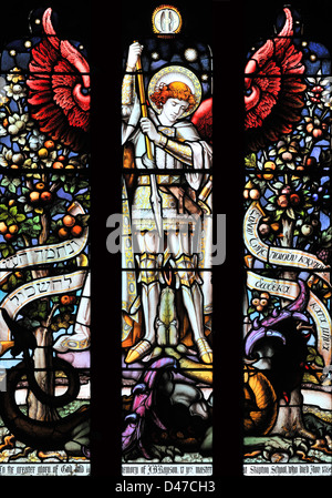 Une magnifique représentation de Saint Michel et le dragon dans l'église paroissiale de la Sainte Trinité, Skipton, Yorkshire, Angleterre Banque D'Images
