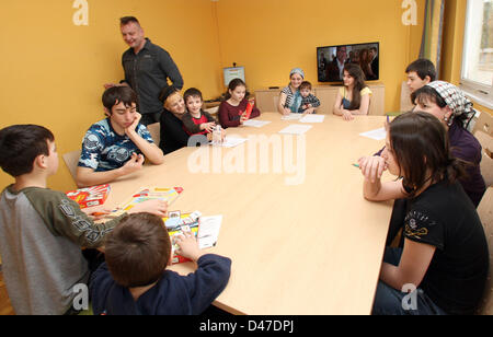 Les familles avec enfants de Tchétchénie s'asseoir dans un club et sont conseillés par un travailleur social (arrière-plan) à l'accueil des demandeurs d'asile en Allemagne, Berlin, 07 mars 2013. En ce moment, il y a 70 personnes qui vivent à la maison. Photo : Nestor Bachmann Banque D'Images