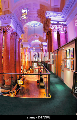 Intérieur de la Royal Exchange à Manchester montrant le théâtre dans le centre. Banque D'Images