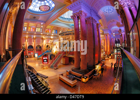 Intérieur de la Royal Exchange à Manchester montrant le théâtre dans le centre. Banque D'Images