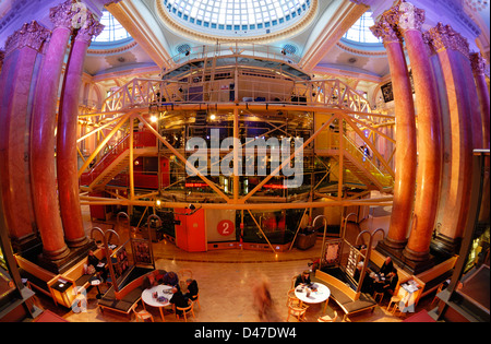 Intérieur de la Royal Exchange à Manchester montrant le théâtre dans le centre. Banque D'Images