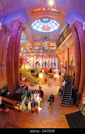 Intérieur de la Royal Exchange à Manchester montrant le théâtre dans le centre. Banque D'Images