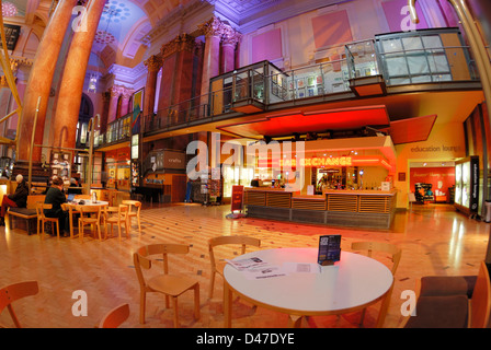 Intérieur de la Royal Exchange à Manchester montrant le théâtre dans le centre. Banque D'Images