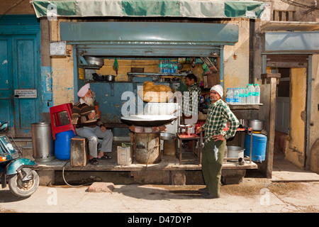 Les vendeurs de rue vendant des aliments traditionnels pendjabi à partir d'un petit stand dans la rue d'Amritsar dans l'état indien du Pendjab Banque D'Images