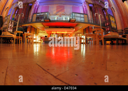 Intérieur de la Royal Exchange à Manchester montrant le théâtre dans le centre. Banque D'Images
