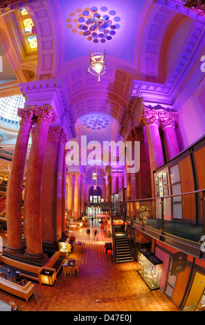 Intérieur de la Royal Exchange à Manchester montrant le théâtre dans le centre. Banque D'Images