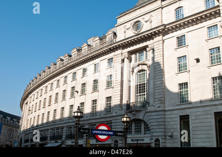 Regent Street et underground sign, Londres, UK Banque D'Images