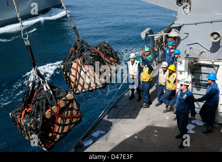 Les marins stationnés en mer reçoivent du courrier très attendu du Military Sealift Command. La prestation soutient le moral et aide les militaires à rester en contact avec leur famille et leurs amis pendant leur déploiement. Banque D'Images