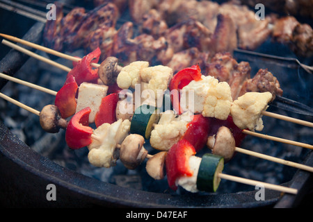 Week-end d'été à cuisson. Une variété de légumes brochettes cuisson sur le grill Banque D'Images