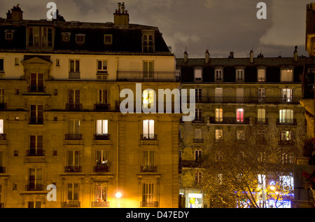 L'architecture Haussmannienne typique immeubles parisiens de nuit, Paris, France. Banque D'Images