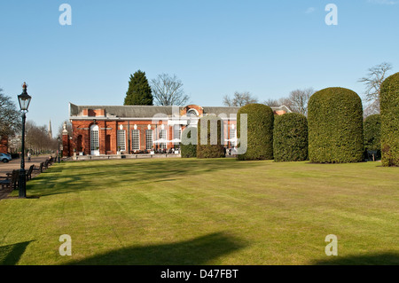 L'orangerie et arbres topiaires, Kensington Gardens, London, UK Banque D'Images