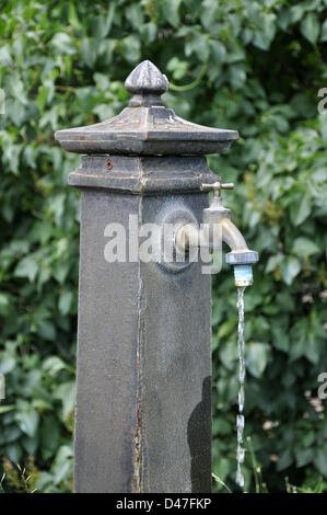 (ILLUSTRATION - FICHIER) une illustration d'archive datée du 18 juin 2012 montre un robinet de courant au cimetière d'animaux 'Tierhimmel' (éclairé: Ciel d'animaux) à Teltow, en Allemagne. Fotoarchiv für Zeitgeschichte SERVICE DE FIL Banque D'Images