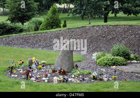 (ILLUSTRATION - DOSSIER) une illustration d'archive datée du 18 juin 2012 montre une tombe d'animal au cimetière d'animaux 'Tierhimmel' (éclairé : ciel d'animal) à Teltow, en Allemagne. Fotoarchiv für Zeitgeschichte SERVICE DE FIL Banque D'Images