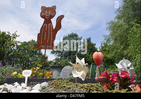 (ILLUSTRATION - FICHIER) une illustration d'archive datée du 18 juin 2012 montre la tombe du chat au cimetière animal 'Tierhimmel' (éclairé: Ciel animal) à Teltow, en Allemagne. Fotoarchiv für Zeitgeschichte SERVICE DE FIL Banque D'Images