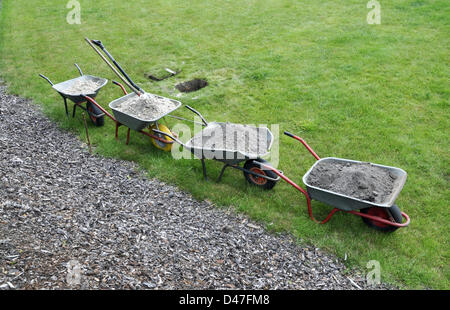 (ILLUSTRATION - FICHIER) une illustration d'archive datée du 18 juin 2012 montre des brouettes avec de la saleté au cimetière animal 'Tierhimmel' (éclairé: Ciel animal) à Teltow, en Allemagne. Fotoarchiv für Zeitgeschichte SERVICE DE FIL Banque D'Images