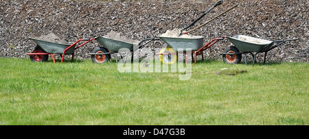 (ILLUSTRATION - FICHIER) une illustration d'archive datée du 18 juin 2012 montre des brouettes avec de la saleté au cimetière animal 'Tierhimmel' (éclairé: Ciel animal) à Teltow, en Allemagne. Fotoarchiv für Zeitgeschichte SERVICE DE FIL Banque D'Images