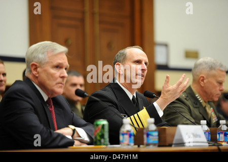 Chief of Naval Operations Adm. Jonathan Greenert, centre, et le secrétaire à la Marine Ray Mabus témoigner devant le Congrès. Banque D'Images