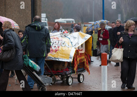 NEC, Birmingham, UK. 7 mars 2103. Garder les chiens dans l'ombre de TSA qu'ils arrivent pour Crufts 2013 Crédit : Chris Gibson / Alamy Live News Banque D'Images