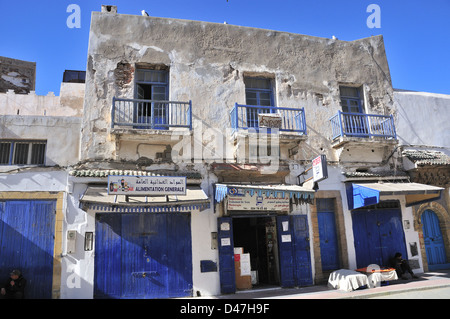 Vieux bâtiments blanchis à la chaux avec blue shop portes dans la Médina de la vieille ville d'Essaouira, Maroc, Afrique du Nord Banque D'Images