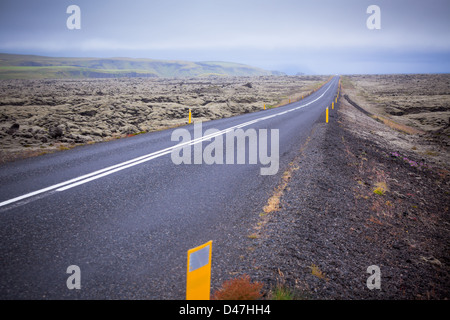 L'autoroute N1 à l'Islande paysage à jour brumeux. Image filtrée Banque D'Images