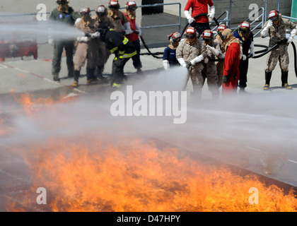 Marins et soldats assister à un cours d'un jour sur l'aviation de base de lutte contre l'incendie. Banque D'Images