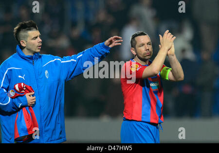 Pavel Horvath, droite, de Viktoria Plzen réagit après l'Europa League Soccer Match contre Fenerbahce Istanbul à Plzen, République tchèque, le jeudi, 7 mars 2013. (Photo/CTK Michal Kamaryt) Banque D'Images