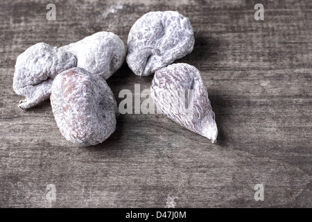 Les figues séchées sur une table en bois Banque D'Images
