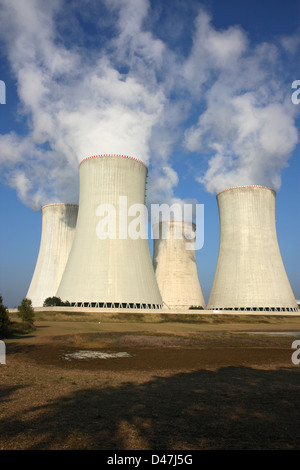Détail de quatre tours de refroidissement de centrales nucléaires Banque D'Images