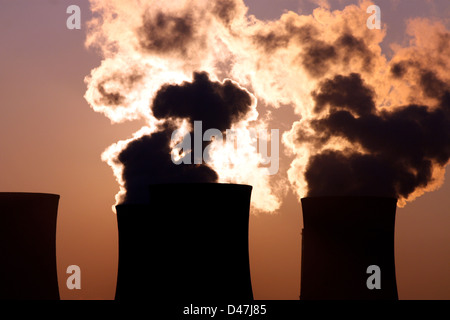 Les tours de refroidissement de fumer pendant le coucher du soleil Banque D'Images