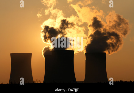 Les tours de refroidissement des centrales nucléaires, pendant le coucher du soleil Banque D'Images