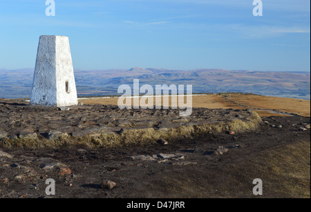 Le chemin d'accès jusqu'à ce sommet Trig Point sur Pendle Hill en direction de Pen-y-Ghent dans le Yorkshire Dales Banque D'Images