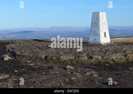 Le Sommet Trig Point sur Pendle Hill à l'égard de l'Ingleborough Yorkshire Dales National Park Banque D'Images