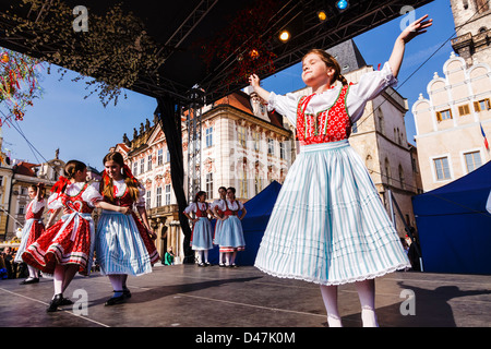 Danseuses en costume traditionnel Marché de Pâques à l'étape de la place de la vieille ville. Prague, République Tchèque Banque D'Images