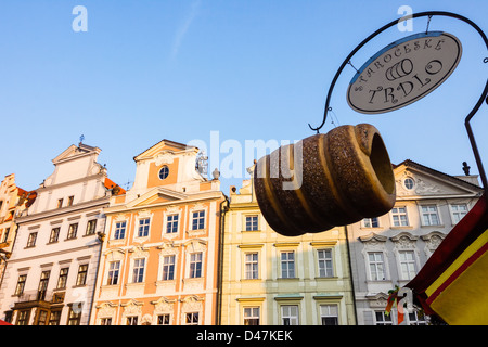 Maisons à la place de la vieille ville, avec trdelnik, une pâtisserie traditionnelle roulé sucré en premier plan. Prague, République Tchèque Banque D'Images
