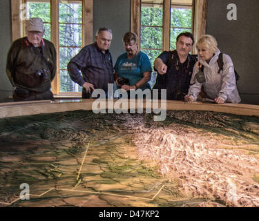 28 juin 2012 - L'Arrondissement de Denali, Alaska, Etats-Unis - touristes voir une carte du relief du Parc National Denali et préserver dans le Denali National Park Service Centre d'accueil. (Crédit Image : © Arnold Drapkin/ZUMAPRESS.com) Banque D'Images