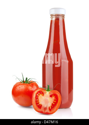 Bouteille de ketchup de tomate et les tomates mûres. Isolé sur fond blanc Banque D'Images