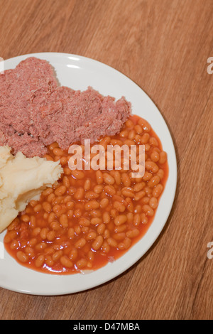 Le corned-beef haricots cuits au four et purée de pommes de terre sur la plaque de repas Banque D'Images