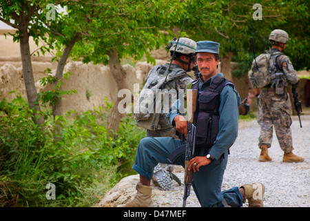 Kandahar, Afghanistan - 24 septembre 2010 : un agent de police nationale afghane prend un genou lors d'une patrouille de l'ANP-nous. Banque D'Images