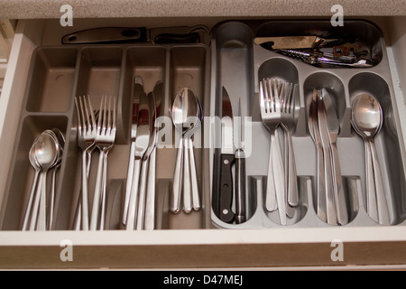 Couverts en acier inoxydable dans les bacs dans tiroir Banque D'Images