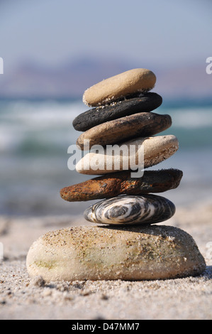 Belle pile de galets sur une plage (mer de l'arrière-plan) Banque D'Images