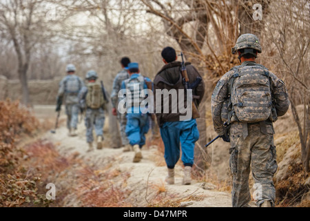 Kandahar, Afghanistan - le 10 janvier 2011 : Des soldats américains et la conduite de la Police nationale afghane une patrouille conjointe. Banque D'Images