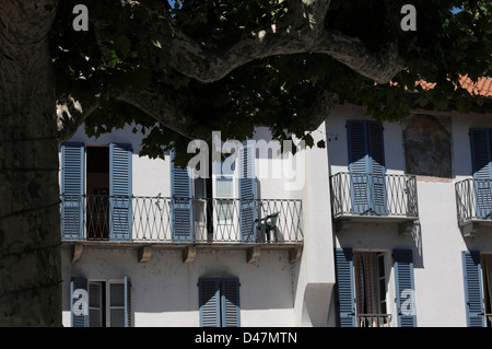 Lac de Côme Varenna, lacs,Italien,Italie,Août 2008. Une maison aux volets typiques dans le charmant village de Varenna, sur le lac de Côme Banque D'Images