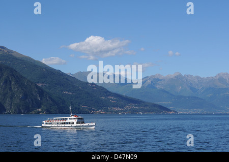 Traversier pour passagers,Lac de Côme,Italie,Août 2008. Traversier pour passagers A.Volta traversant le lac de Côme en Italie. Banque D'Images