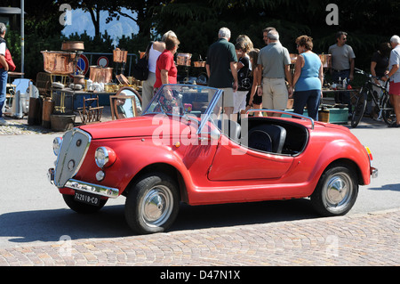 Marché d'antiquités, le nord de l'Italie,Ghisallo,Août 2008. 'Classique' oui-oui voiture au célèbre marché d'antiquités de Ghisallo,Italie. Banque D'Images