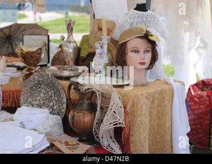 Marché d'antiquités, Ghisallo, Italie du Nord, août 2008. Vos accessoires sur l'affichage à l'Ghisallo, marché aux puces, le nord de l'Italie Banque D'Images