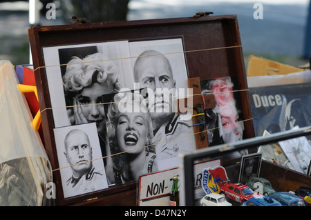 Marché d'antiquités,Ghisallo,le nord de l'Italie,Août 2008. Images de Mussolini et de Marilyn Monroe en vente sur le marché des collectionneurs. Banque D'Images