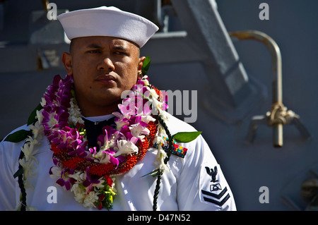 Un marin à bord d'USS O'Kane mans les rails que le navire quitte Pearl Joint Base Harbor-Hickam. Banque D'Images