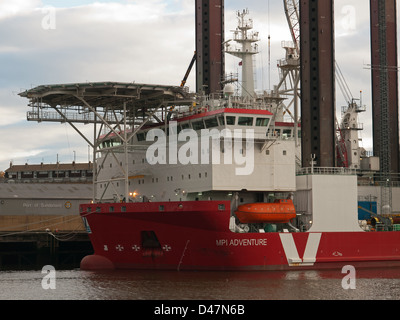 Installation de l'éolienne MPI navire amarré dans Aventure Sunderland Tyne and Wear England UK Banque D'Images